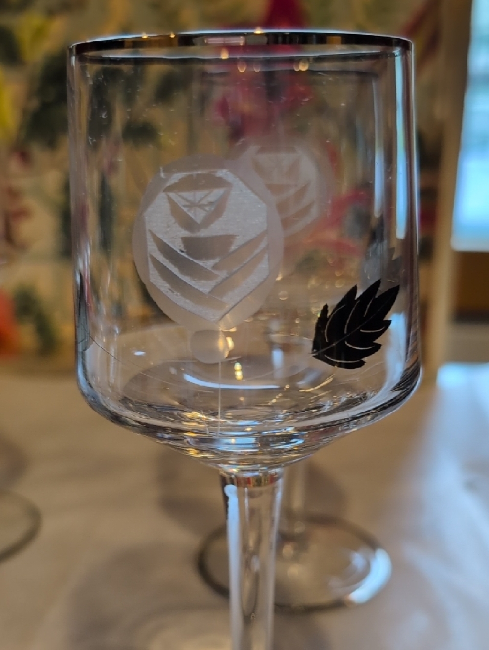 Vintage Set of 6 vintage Etched Wine Glasses - Picture 3 of 5